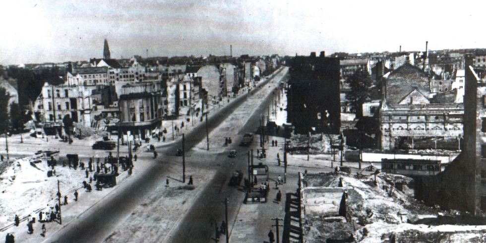 Blick auf die zerstörte Kreuzung Frankfurter Allee / Möllendorffstraße 1945
