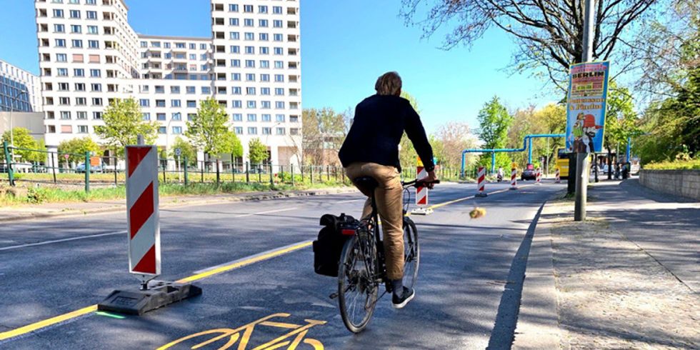 Temporärer Radfahrstreifen am Schöneberger Ufer in Mitte