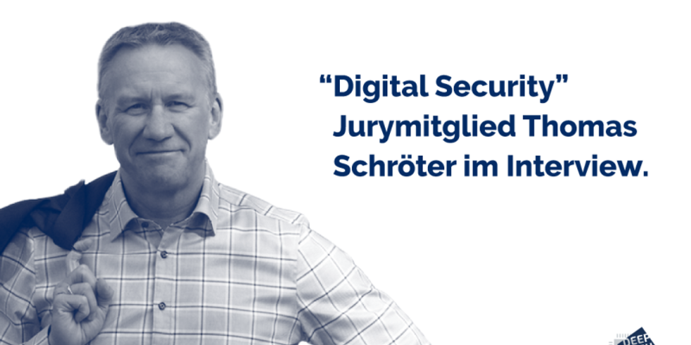 Mann lächelt in die Kamera