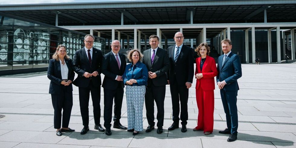 Gruppenbild der Ministerpräsidenten der ostdeutschen Bundesländer bei der MPK-Ost sowie der Ostbeauftragten Elisabeth Kaiser