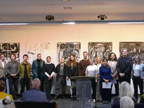 Verleihung des Förderpreis Junge Kunst 2025, v.l.n.r.: Dr. Sabine Ziegenrücker, Jusun Lee, Younghyun Min, Sophie Rowley, Esther Rosenboom, Friederike Jäger, Annkathrin Kluss, Max Geisler, Dr. Julia Wirxel, Hille Winkler, Jana Sophia Nolle, Kervin Saint Pere Huarcaya, Rüdiger Lange, Ricarda Vinzing (Bild: BA Rdf)