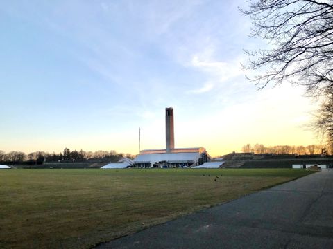 Maifeld mit Glockenturm und Langemarckhallen