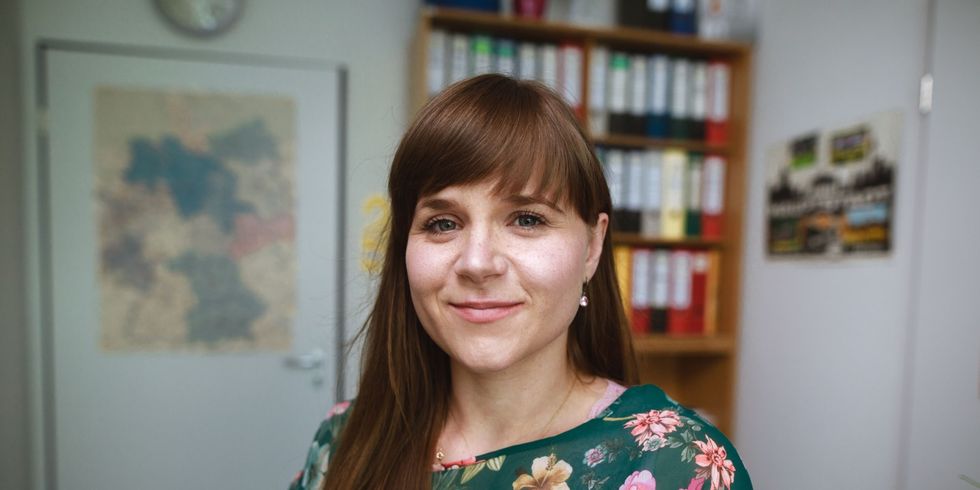 Mitarbeiterin lächelt in die Kamera