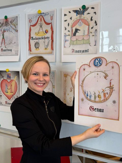 Tanya Pioniker präsentiert die Fibel "Berlin ABC"