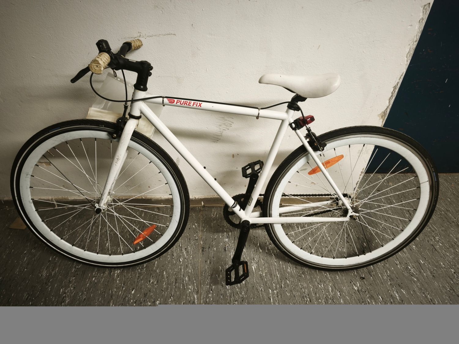 Weißes Herrenfahrrad