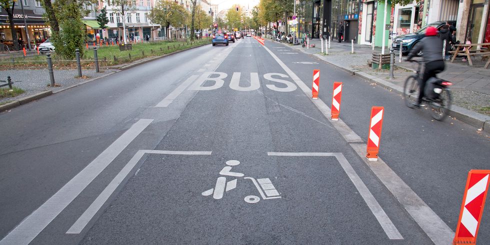 Markierung für eine Lieferfläche auf der Hauptstraße in berlin