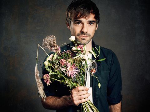 Portrait Sebastian Lehmann - mit zerfleddertem Blumenstrauß