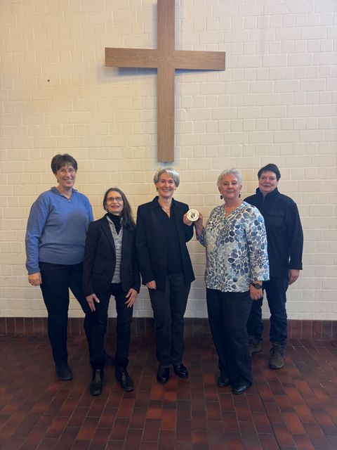 (v.l.n.r): Stephanie Waetzoldt (stellvertretende Superintendentin Reinickendorf), Andrea Behnke (Bündnis 90/Die Grünen), Peggy Langhans (Theaterpädagogin, Regisseurin und Autorin), Kerstin Köppen (BVV-Vorsteherin), Barbara Fülle (Gemeindepfarrerin) (Bild: BA Rdf)