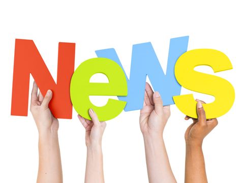 von mehreren Händen hochgehaltene News-Buchstaben