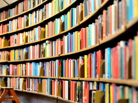 Rundes Bücherregal in öffentlicher Bibliothek