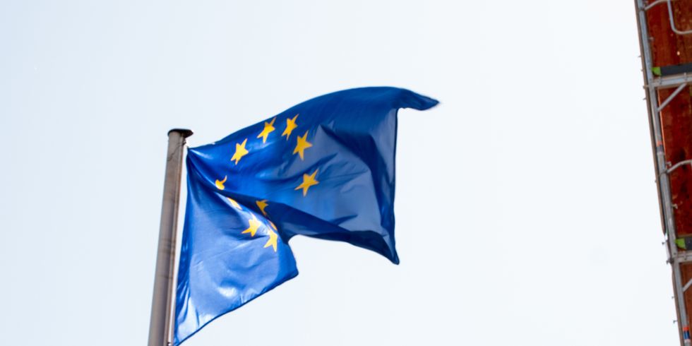 EU-Flagge am Rathaus Lichtenberg