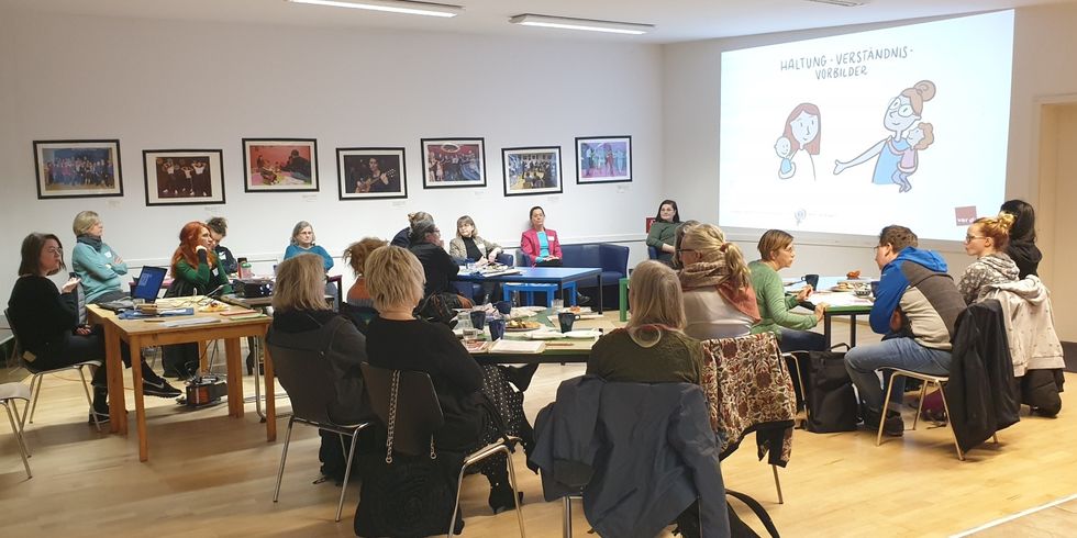 20 Mitglieder von Betriebs- und Personalratsgremien sowie Frauenvertreterinnen sitzen im Raum und besprechen sich in kleineren Gruppen.