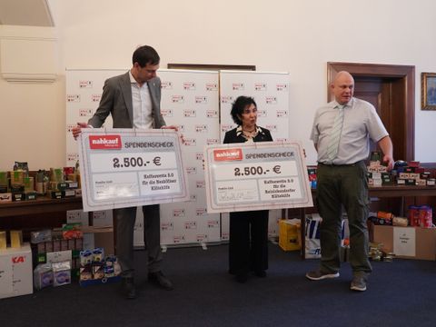 Bürgermeisterin Demirbüken-Wegner mit ihrem Neuköllner Amtskollegen Hikel (li.) und Kaffeewetter-Initiator Michael Lind. (Bild: BA Neukölln)