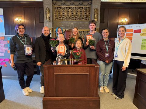 v. l.: Gloria Amoruso (kein Abseits!), Alexander Ewers (Jugendstadtrat), neugewählter Fuchs-Rat, Nora Palm (kein Abseits!), Hannah Böse (Kinder- und Jugendbeauftragte) (Bild: Bezirksamt Reinickendorf)