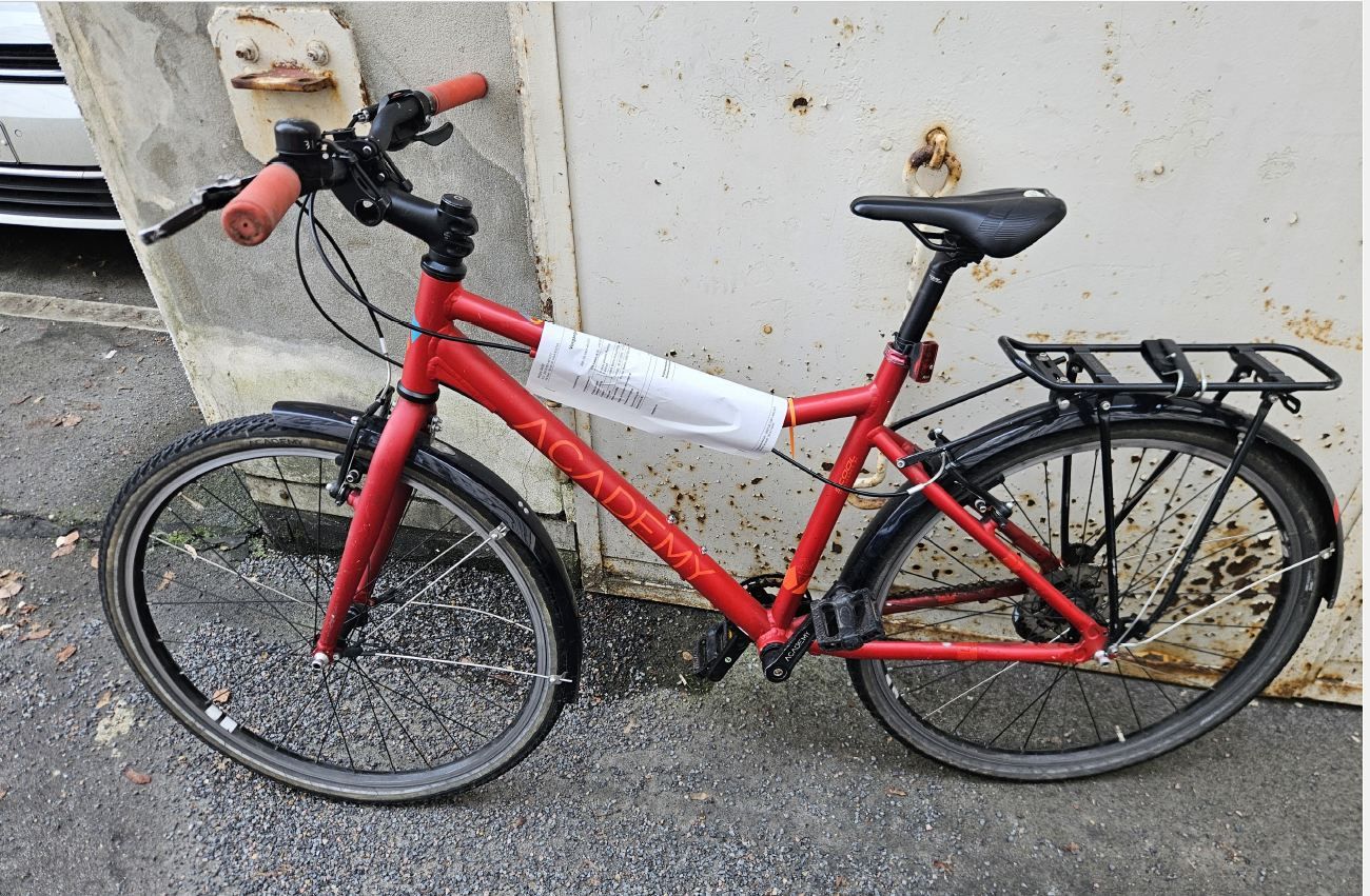 Rotes Herrenfahrrad