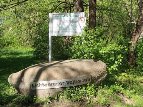 Ein großer Stein markiert einen Eingang zum Volksparks Lichtenrade (Bild: Bezirksamt Tempelhof-Schöneberg)