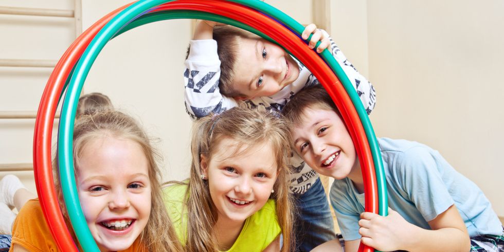 Kinder mit Hula Hoop Reifen