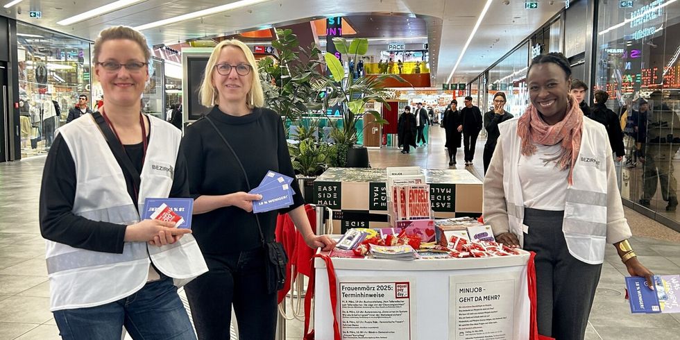 Romana Wittmer, Beauftragte für Gute Arbeit im Bezirksamt Friedrichshain-Kreuzberg, Ulrike Spieler, Beauftragte für Chancengleichheit am Arbeitsmarkt im Jobcenter und die bezirklliche Gleichstellungsbeauftragte Jamile da Silva e Silva