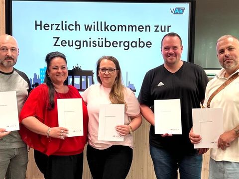 Teilnehmende des Lehrgangs "Ausbildung der Ausbilderinnen und Ausbilder" bei der Zeugnisübergabe.