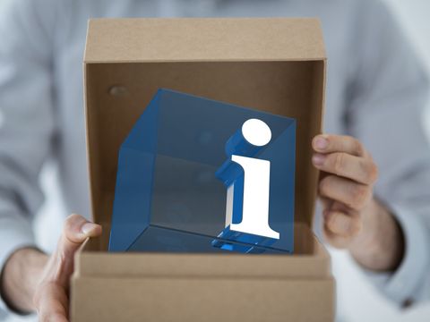 Karton mit einem Informationszeichen