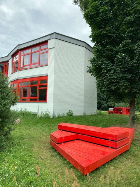 rote Holzplateaus im Kunstpark der Jugendkunstschule ATRIUM (Bild: ATRIUM)
