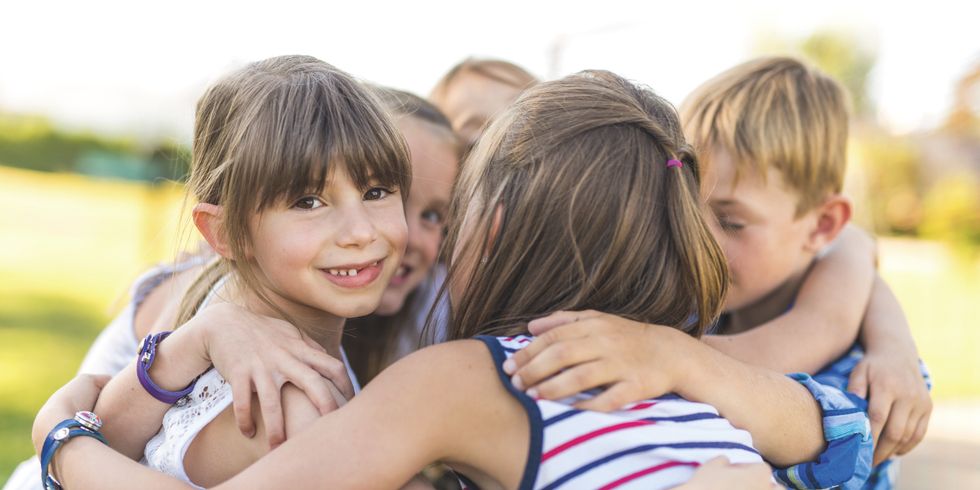 Kinder im Kreis mit Armen um die Schultern