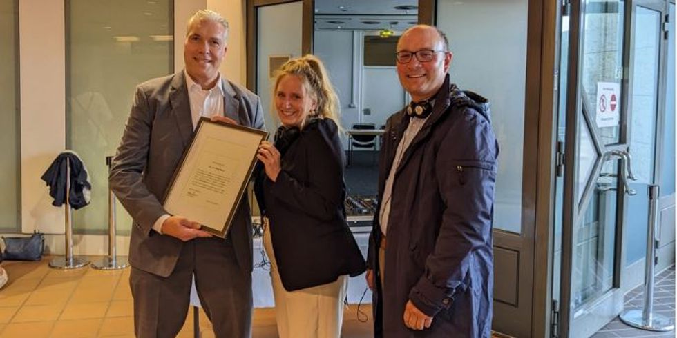 Bezirksbürgermeisterin Kirstin Bauch und Stadtrat Arne Herz (r.) überreichen Messe-Geschäftsführer Dirk Hoffmann (l.) eine Dankesurkunde für die Zusammenarbeit zum 100jährigen Bestehen.
