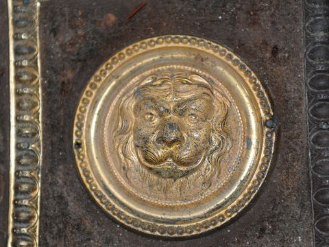 Detail eines vergoldeten Medaillons, das den Holzsarg ziert (Bild: Landesdenkmalamt Berlin, Gunnar Nath)