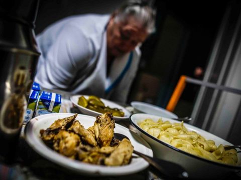 Suppenküche in Charkiw: Essensausgabe