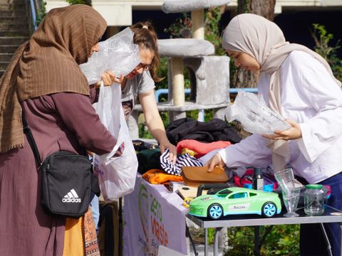Frauen beim World Cleanup Day in der High-Deck-Siedlung Neukölln