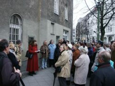 Hinter dem Rathaus Wilmersdorf an der Gedenktafel für Erich Mühsam, 8.3.2003, Foto: KHMM