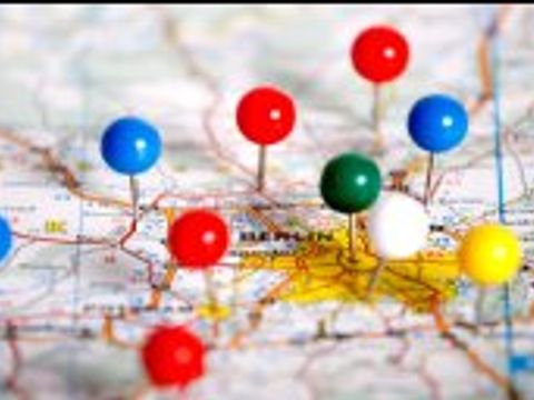 Stadtplan von Berlin mit mehreren Stecknadeln