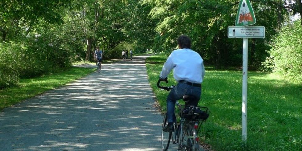 Grünanlage mit Radfahrer