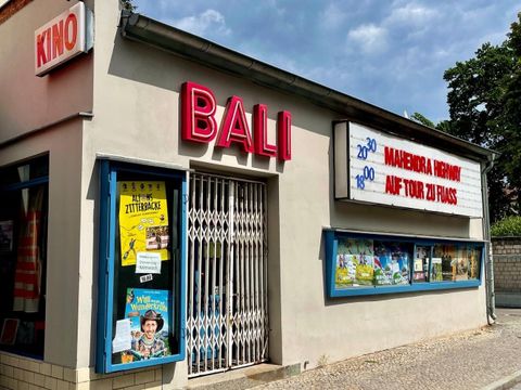 Außenansicht des Bali Kinos in Zehlendorf