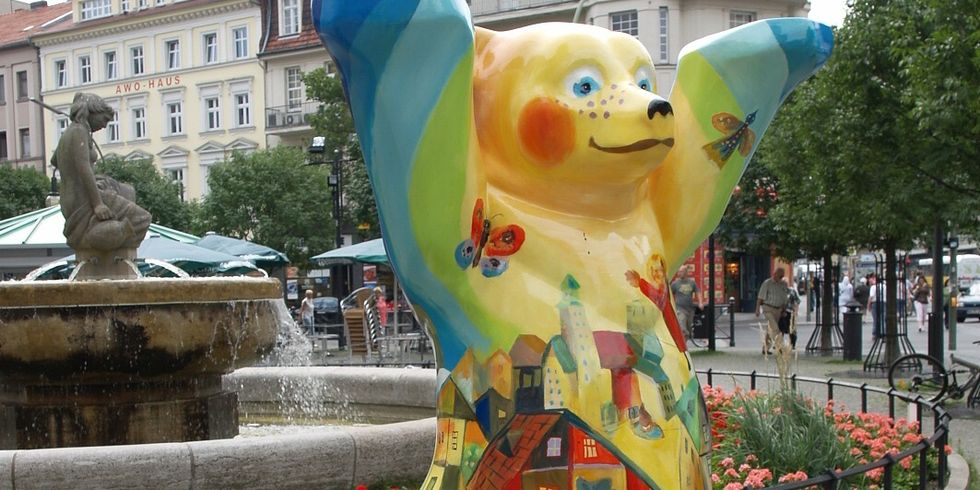Bunter Berliner Bär stehend vor Rathausbrunnen Neukölln