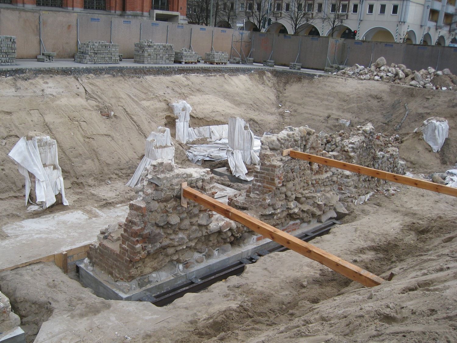 Versetzung der Grundmauern des alten Berliner Rathauses