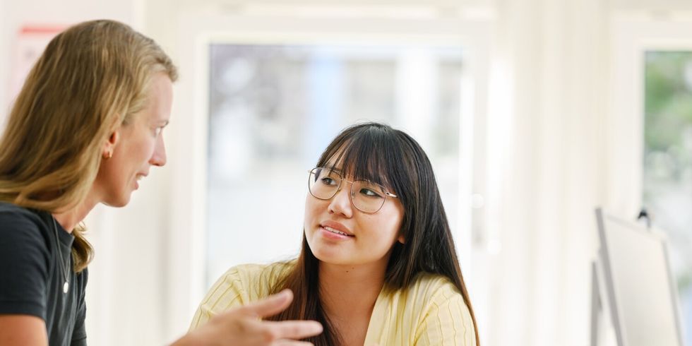eine junge Frau lässt sich von einer Mitarbeiterin der Jugendberufsagentur beraten