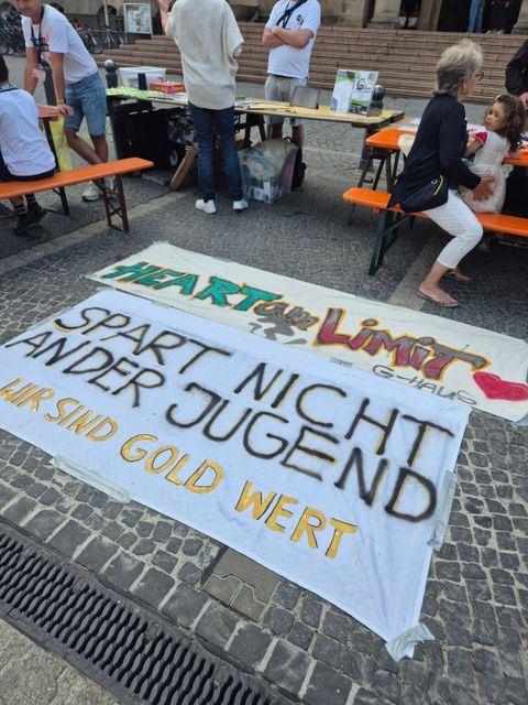 Ein Banner mit der Aufschrift Spart nicht an der Jugend und wir sind Gold wert in Versalien