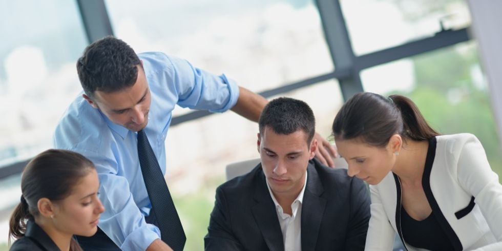 Geschäftsleute in einer Besprechung im Büro