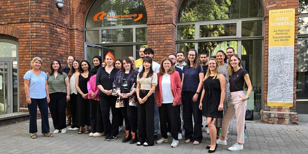 Beate Schuran, Leiterin des Nachwuchsmanagements (li.) und Bezirksbürgermeisterin Clara Herrmann (unten, 4.v.re.) gemeinsam mit den Nachwuchskräften des Bezirksamts