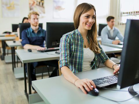 Mädchen_arbeitet_am_Computer