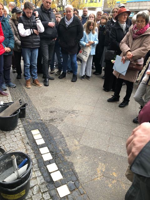 9. November 2025: Die Stolpersteine zu Ehren der Familie Gradenwitz frisch im Boden eingelassen