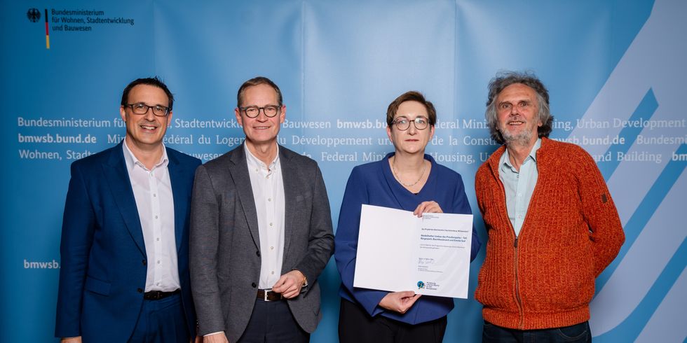 Übergabe weiterer Fördermittel: (v.l.) Sören Bartol, parlamentarischer Staatssekretär bei der Bundesministerin für Wohnen, Stadtentwicklung und Bauwesen, Michael Müller, Bundestagsabgeordneter, Klara Geywitz, Bundesministerin für Wohnen, Stadtentwicklung und Bauwesen und der Charlottenburg-Wilmersdorfer Umweltstadtrat Oliver Schruoffeneger