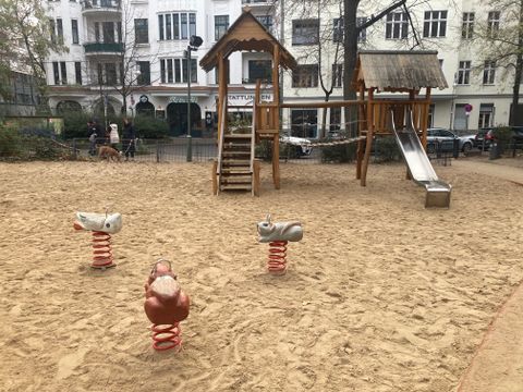 Der Spielplatz direkt hinter der St. Ludwig-Kirche