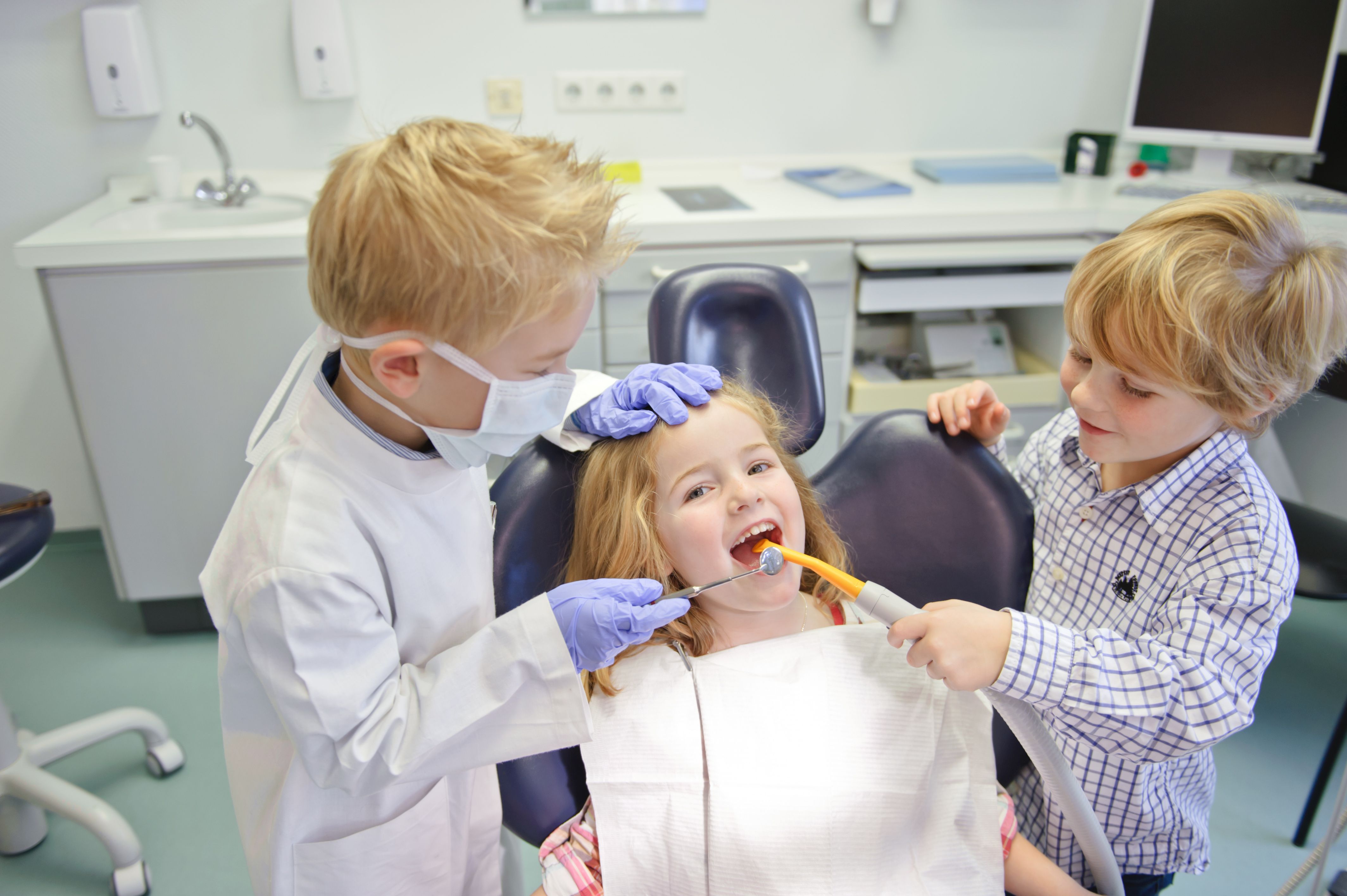 Kinder spielen Zahnarzt