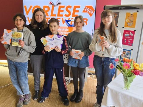 Bezirksbürgermeisterin Clara Herrmann mit den Teilnehmer*innen des Bezirksentscheids des Vorlesewettbewerbs