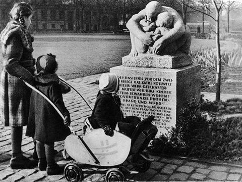 „Mutter mit zwei Kindern“ nach Modell von Käthe Kollwitz