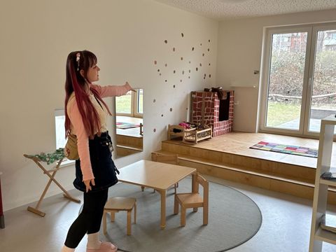 Ashlee Baumann im Theaterraum der Kita