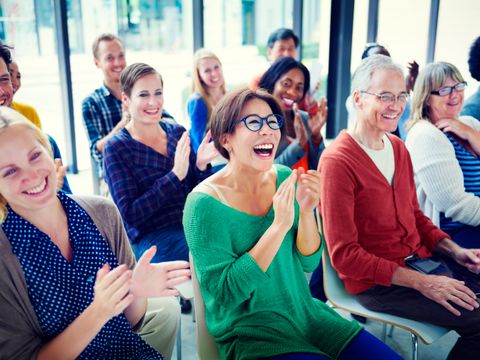 Gruppe von Menschen im Seminar