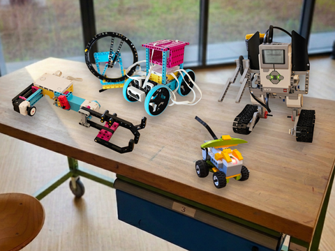 Verschiedene LEGO-Roboter auf einer Werkbank